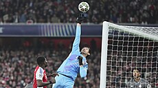 Branká Thibaut Courtois jistí bránu Realu ped stelou Thomase Parteye z...