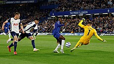Branká� Tottenhamu Guglielmo Vicario zasahuje proti akci Nicolase Jacksona z...