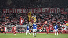 P�sobivá divácká kulisa b�hem derby Liverpoolu s Evertonem.