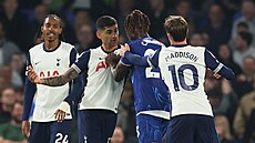 Strkanice mezi Trevohem Chalobahem z Chelsea s Cristianem Romerem z Tottenhamu,...