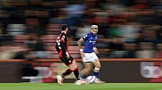 Julio Enciso z Ipswiche (vpravo) a Adam Smith z Bournemouthu uhání za mí�em.