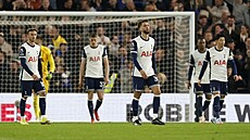 Rodrigo Bentancur vst�ebává se spoluhrá�i z Tottenhamu gól Chelsea.