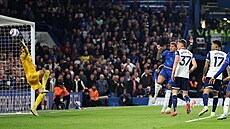 Tottenhamský branká� Guglielmo Vicario nedoká�e zastavit st�elu z kopa�ky Enza...