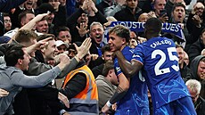 Enzo Fernandez p�ijímá gratulace ke gólu proti Tottenhamu od fanou�k� Chelsea i...
