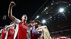 Declan Rice slaví se spoluhrái druhý gól Arsenalu proti Realu Madrid.