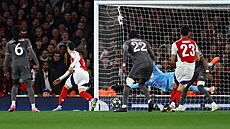 Branká� Realu Thibaut Courtois je u� pot�etí b�hem utkání s Arsenalem p�ekonán.