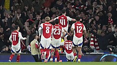 Declan Rice sdílí gólovou radost se spoluhrái i fanouky Arsenalu.