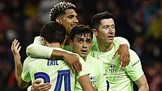 Hrái Barcelony Robert Lewandowski, Ronald Araujo a Pedri slaví vítzství v...