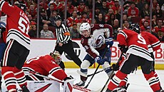 Martin Ne�as se tla�í do brankovi�t� v utkání s Chicagem.