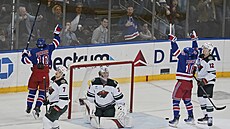 Vincent Trocheck (vpravo) a Art�mij Panarin se radují z vít�zného gólu proti...