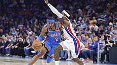 Shai Gilgeous-Alexander se sna�í prosadit kolem bránícího Dennise Schrödera.