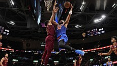 Karl-Anthony Towns z New York Knicks zav�uje v utkání s Clevelandem.