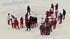 Radim Rulík udílí pokyny eským hokejistm na tréninku v Karlových Varech.