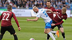Erik Prekop v obklíení sparanských fotbalist, v souboji s ním FIlip Panák.