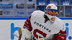 Jakub Ková� se na rozbruslení chystá na utkání proti Komet�.