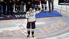 Alexandr Ovekin dkuje fanoukm poté, co pekonal rekord v potu gól v NHL.