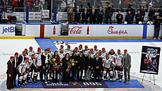 Alexandr Ove�kin a dal�í hrá�i Washingtonu pózují fotograf�m.