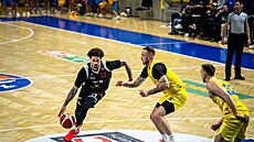 Nymburský basketbalista Christian Bishop proniká opavskou obranou.