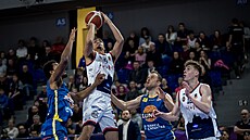 Momentka z utkání mezi basketbalisty Brna a Ústí nad Labem.