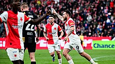 Vasil Kuej ze Slavie se raduje z gólu proti Hradci Králové.