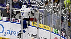 Jakub Flek radostí skáe na mantinel po gólu proti Spart.