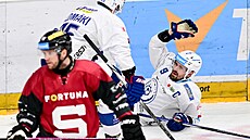 Arttu Ilomäki pijídí oslavit gól proti Spart s brnnským kapitánem Jakubem...