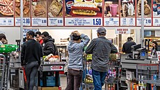 Fronty u pokladen v americkém supermarketu Costco v Duluthu ve stát� Georgia...