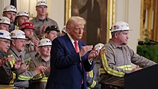 Prezident Donald Trump poslouchá projev horníka bhem slavnostního podpisu...