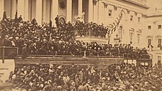 Americký prezident Abraham Lincoln p�i proná�ení projevu na své inauguraci (4....