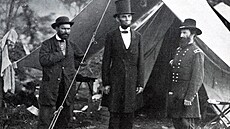 Americký prezident Abraham Lincoln na náv�t�v� vojenského ta�ení po boku...