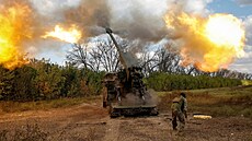 Ukrajintí vojáci stílí na ruské pozice v Doncké oblasti z houfnice Bohdana....