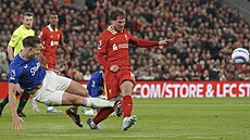 James Tarkowski z Evertonu vzal p�i skluzu s balonem i nohu zálo�níka...
