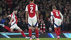 Declan Rice z Arsenalu pálí z p�ímého kopu ve �tvrtfinále Ligy mistr� proti...