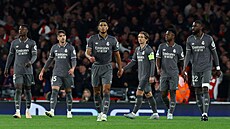 Zklamaní fotbalisté Realu Madrid v �ele se zálo�níkem Judem Bellinghamem.