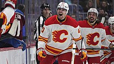 Adam Klapka slaví se spoluhrái branku.