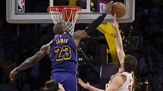 LeBron James blokuje st�elu Alperena Sengüna.