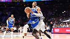 Janis Adetokunbo se otá�í ke ko�i.