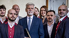 Petr Pavel pi podpisu pihláky na ZOH 2026.