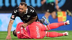 Borja Iglesias se srá�í s Jasperem Cillessenem.