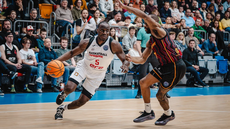 Tylan Birts v zápase s Galatasarayem.