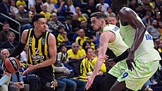 Tomá Satoranský brání Wadea Baldwina.