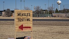 V Texasu �ádí epidemie spalni�ek. Cedule na snímku ukazuje na centrum, kde...