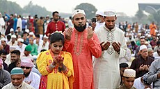 Bangladé��tí muslimové oslavují konec ramadánu. (31. b�ezna 2025)