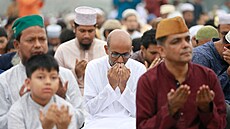 Bangladé��tí muslimové se na konci ramadánu se�li k modlitb�. (31. b�ezna 2025)