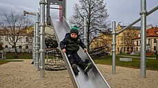 V Parku Dukelská vloni na konci roku kone�n� dod�lali d�tské h�i�t�.