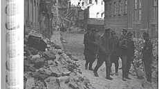 Mu�i odklízejí sutiny z brn�nské ulice Novobranská po americkém bombardování v...