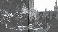 Poh�eb vojáka Rudé armády na brn�nském Moravském nám�stí v kv�tnu 1945