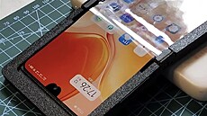 ínský stedokolský studen Lan Bowen si vyrobil skládací smartphone.