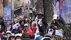 Píznivci odvolaného jihokorejského prezidenta Jun Sok-jola na demonstraci...