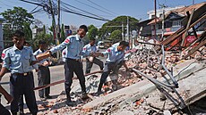 Barmský vojenský personál prohledává trosky zícené budovy po niivém...